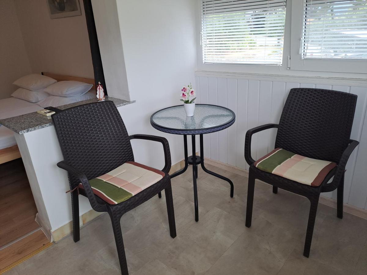 קרק Studio Apartments Maslinik מראה חיצוני תמונה